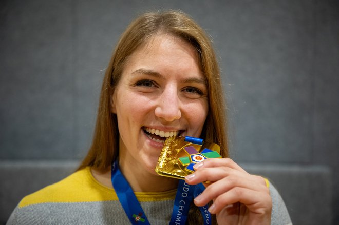 Za Andrejo Leški ima zlata kolajna z evropskega prvenstva v Montpellierju po nekaj prespanih nočeh še večjo težo od srebrne na svetovnem prvenstvu v Dohi. FOTO: Voranc Vogel/Delo