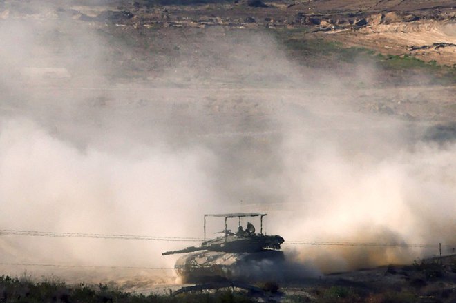 Medtem ko v Izraelu ni sile, ki bi hotela ustaviti etnično čiščenje, si mednarodna skupnost ne drzne obsoditi države, katere pokroviteljica so ZDA.

FOTO: Kenzo Tribouillard Afp