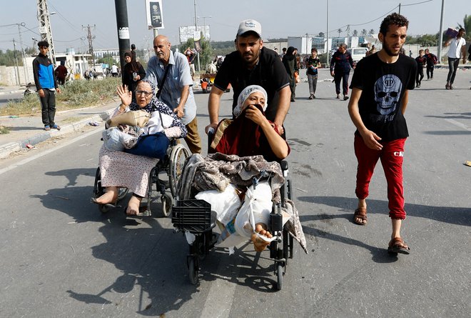 Ranjenci, ki so se zdravili v bolnišnicah v mestu Gaza, bežijo na jug. FOTO: Ibraheem Abu Mustafa/Reuters