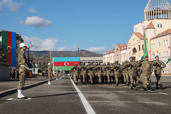 Azerbajdžan je ta teden v središču Stepanekerta, ki ga je preimenoval v Hankendi, organiziral veliko vojaško parado. FOTO: AFP