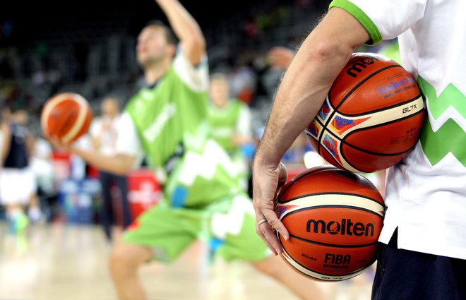 Slovenski košarkarji bodo morali vešče vihteti žogo za pot v olimpijski Pariz. FOTO: Roman Šipić