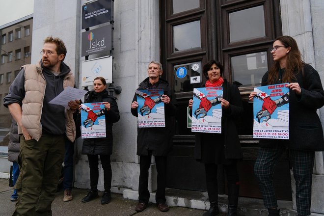 Pacientke in pacienti še niso dobili priložnosti za soočenje z novo ministrico za zdravje, pravijo v Glasu ljudstva. FOTO: Janez Zalaznik