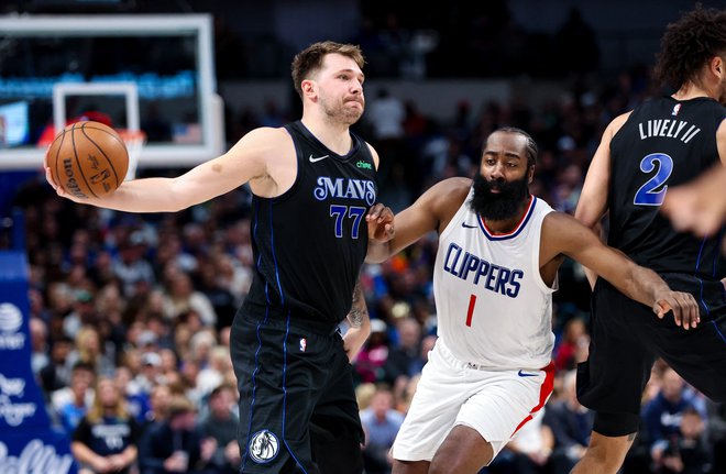 Ob šovu Luke Dončića je bil nemočen tudi zvezdniški novinec pri gostih iz Kalifornije James Harden. FOTO: Kevin Jairaj/Usa Today Sports Via Reuters Con