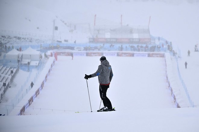 Večje količine snega so onemogočile uvodno smukaško tekmo v svetovnem pokalu pod Matterhornom  FOTO: Marco Bertorello/AFP