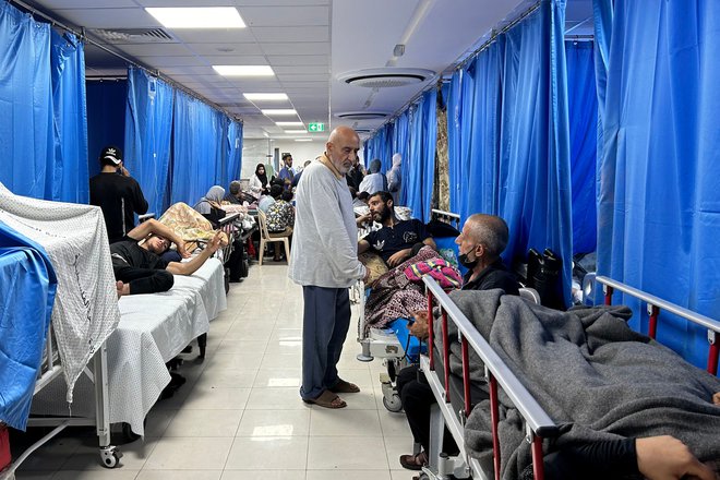 Pacienti in osebje v bolnišnici Al Šifa. FOTO: Khader Al Zanoun/AFP