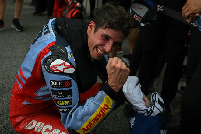 Alex Marquez je v sprintersli dirki za svetovno prvesntvo v razredu moto GP za veliko nagrado Malezijo, v kateri sta se prepirala dva, potegnil daljši konec, FOTO: Mohd Rasfan/AFP