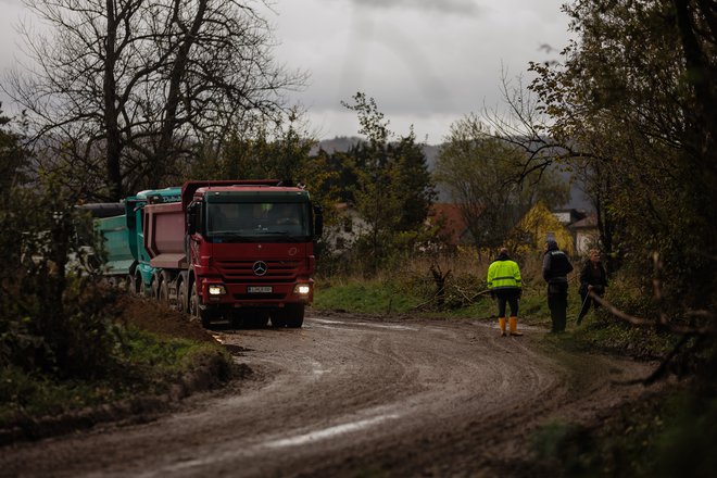 Gradnja nasipa v Sneberjah v začetku novembra. FOTO:Črt Piksi/Delo