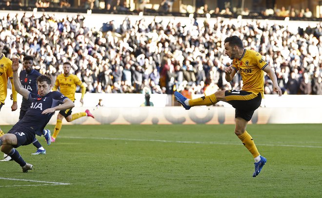 Pablo Sarabia (desno) je bil junak Wolverhamptona ob zmagi nad Tottenhamom. FOTO: Jason Cairnduff/Reuters