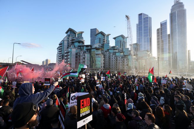 Protestniki na londonskem mostu Vauxhall. FOTO: Hollie Adams/Reuters