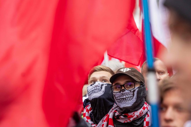 Udeleženca shoda, ki so ga organizatorji označili za največji domoljubni v Evropi. FOTO: Wojtek Radwanski/AFP