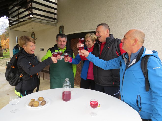 Vesela družba se je zbrala pred Bojčevo zidanico na Gobniku in dobro zalila martinovo soboto. FOTO: Bojan Rajšek/Delo