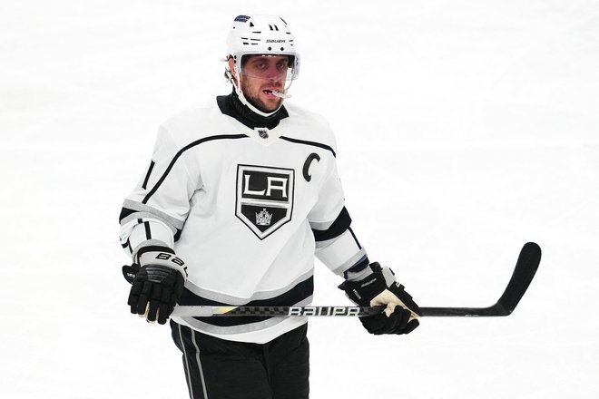 Nov 8, 2023; Las Vegas, Nevada, USA; Los Angeles Kings center Anze Kopitar (11) awaits a face off against the Vegas Golden Knights during the third period at T-Mobile Arena. Mandatory Credit: Stephen R. Sylvanie-USA TODAY Sports Foto Stephen R. Sylvanie Usa Today Sports Via Reuters Con