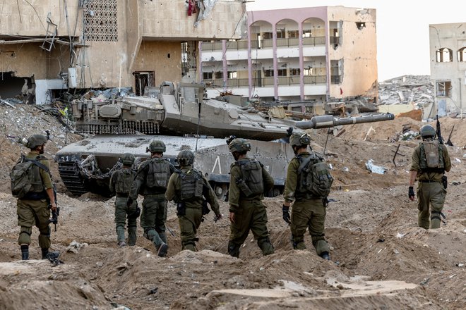 Izraelski vojaki in tanki v notranjosti palestinske enklave Foto Ronen Zvulun/Reuters