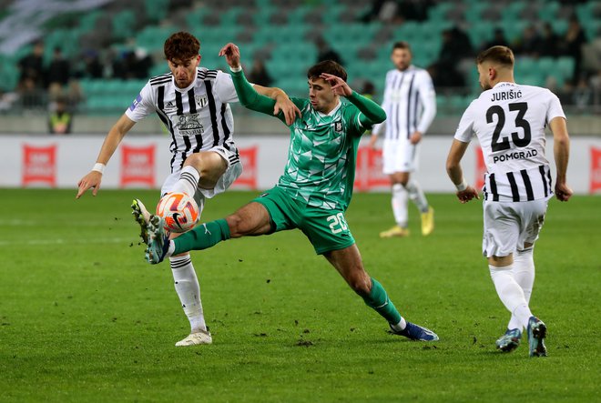 Olimpija in Mura sta uprizorili vznemirljivo predstavo z infarktno končnico. FOTO: Blaž Samec/Delo