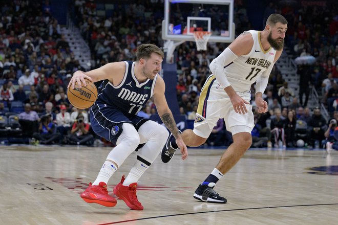 Jonas Valanciunas (desno) ni mogel slediti ritmu, ki so ga narekovali Luka Dončić in soigralci. FOTO: Matthew Hinton/Usa Today Sports