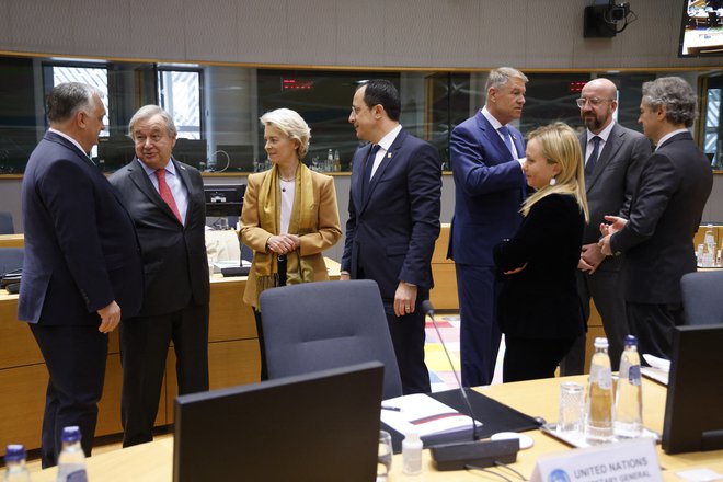 Predsednik slovenske vlade Robert Golob (skrajno desno) in italijanska premierka Giorgia Meloni (tretja z desne) sta se že večkrat sestala v okviru evropskih državniških vrhov, tokrat pa bo njuno prvo dvostransko srečanje. FOTO: Marin Ludović/ AFP