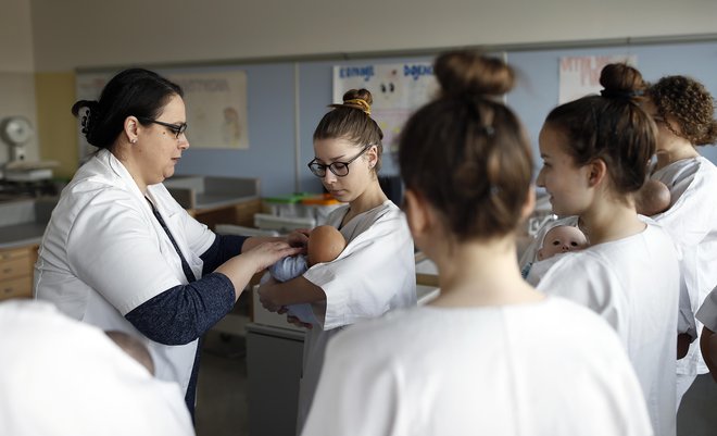 Možnost pridobitve štipendije bo morda koga dodatno premamila k izbiri poklica v zdravstvu. FOTO: Blaž Samec/DELO