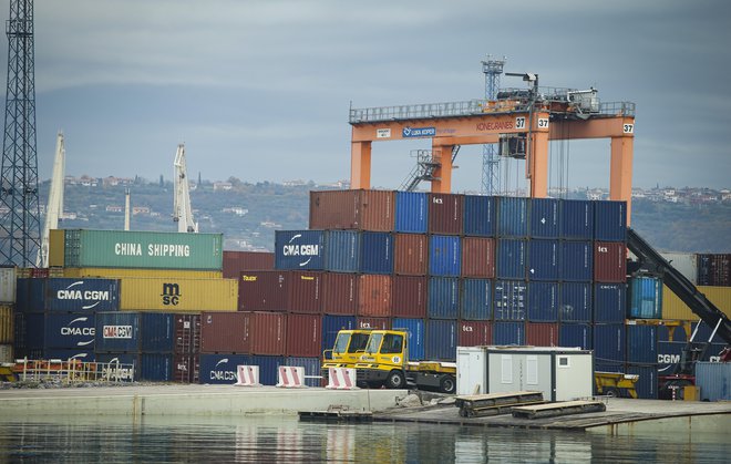 Slovenija ustvarja znaten presežek v menjavi storitev, izstopa zlasti logistika. FOTO: Jože Suhadolnik