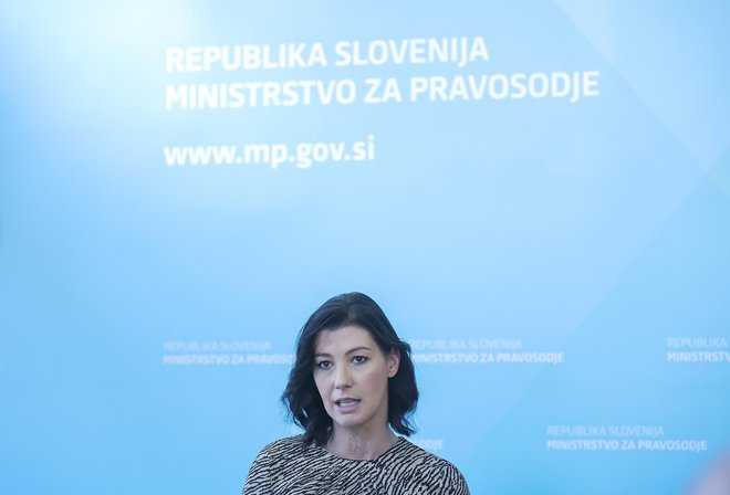 Reformo sodstva bi pravosodna ministrica Dominika Švarc Pipan skozi parlamentarni postopek sprejemanja rada spravila do poletja in pred pravosodnimi počitnicami. S plačami sodnikov pa se bolj mudi.  FOTO: Jože Suhadolnik