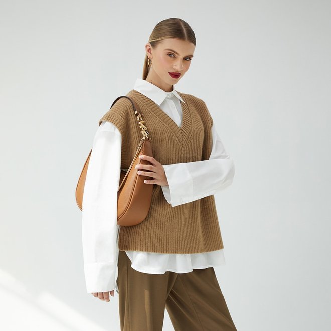 Jesensko-zimska garderoba brez dotika ikonične elegance Karla Lagerfelda preprosto ni popolna. FOTO: Answear