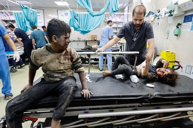 Med kolateralnimi žrtvami izraelskih napadov na Gazo je veliko otrok. FOTO: Mohammed Salem/Reuters