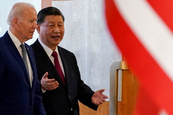 Ameriški predsednik Joe Biden in kitajski voditelj Xi Jinping med srečanjem ob robu zasedanja skupine G20 na Baliju novembra lani. FOTO: Kevin Lamarque/Reuters