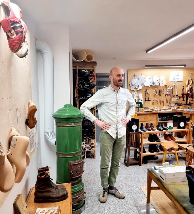 Arhitekt Aleš Kacin je od svojega dedka podedoval čevljarsko delavnico, v kateri ustvarja unikatne ročno izdelane čevlje. FOTO:  Robert Potokar