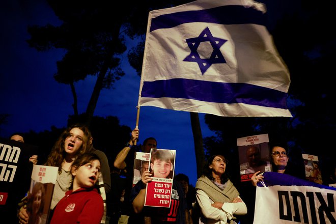 Nedavni protest svojcev talcev pred predstavništvom Združenih narodov v Jeruzalemu. FOTO: Ammar Awad/Reuters