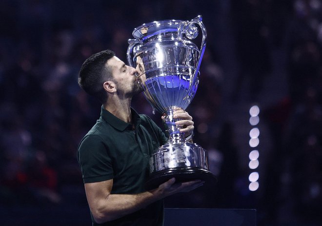 Novak Đoković je že prejel pokal za najboljšega na lestvici ATP ob koncu sezone 2023. Foto Guglielmo Mangiapane/Reuters