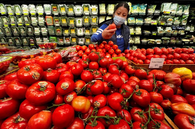 Nakupi hrane v samopostrežni trgovini, kot je luksuzni Whole Foods, so vse dražji. FOTO: Carlo Allegri/Reuters