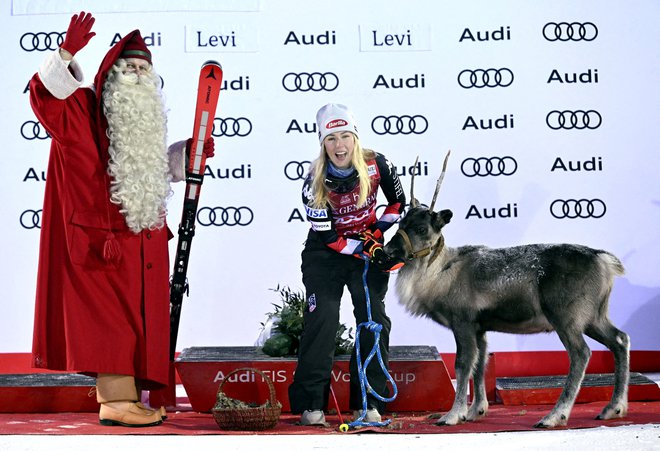 Mikaela Shiffrin je za zmago v Leviju spet prejela v dar severnega jelena. FOTO: Vesa Moilanen/Reuters