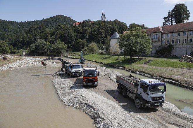 V okviru izrednih ukrepov prednostno poteka čiščenje naplavin ter stabilizacije dna in brežin strug rek. FOTO: Leon Vidic/Delo