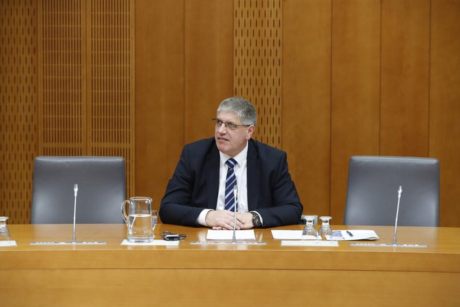 Boštjan Poklukar meni, da je funkcija ministra za notranje zadeve politična, vendar policija ne more biti organ, kjer bi se politika igrala, odstavljala ali pa postavljala svoje kadre. FOTO: Leon Vidic