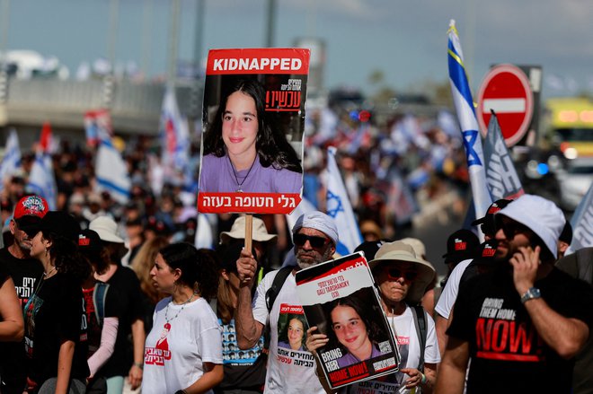Člani družin več kot 240 ujetnikov Hamasa pešačijo od Tel Aviva do Jeruzalema. FOTO: Ammar Awad/Reuters