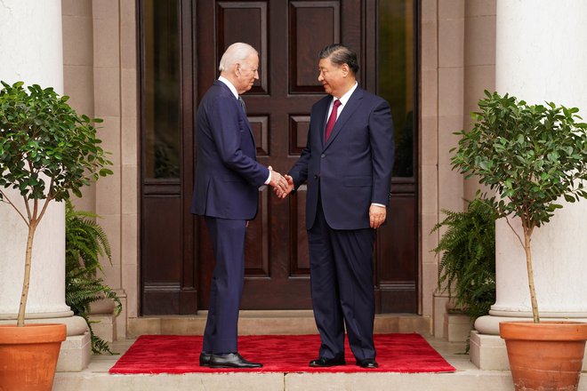 Ameriški predsednik Joe Biden in njegov kitajski kolega Xi Jinping bosta ob robu vrha azijsko-pacifiškega gospodarskega sodelovanja poskušala izboljšati odnose med velesilama.

FOTO: Kevin Lamarque/Reuters