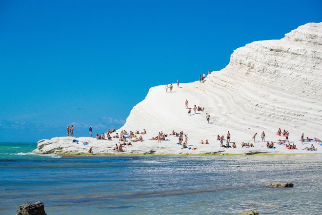 Beli apnenec in lapor sta na Scali dei Turchi ustvarila 50-metrsko naravno stopnišče, ki se spušča v morje. FOTO: Shutterstock