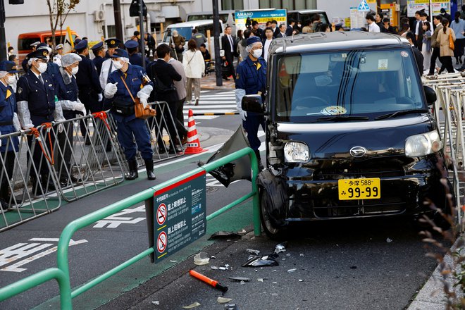 Avto je trčil v oviro pred izraelskim veleposlaništvom v Tokiu. FOTO: Kim Kyung-hoon/Reuters
