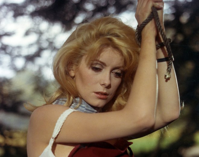 Catherine Deneuve je »lepotica dneva« v erotičnem filmu Luisa Buñuela. Foto TVS