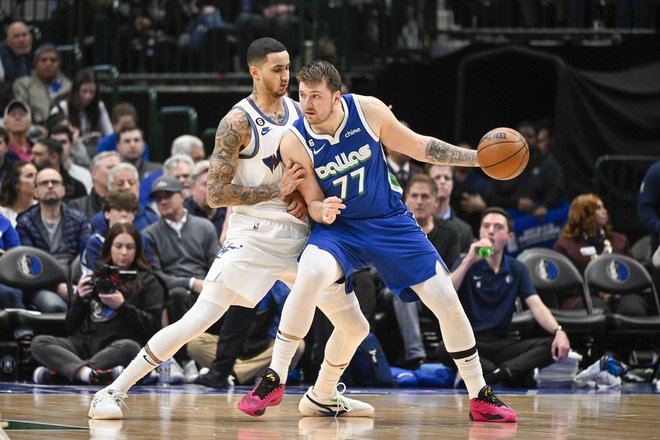 Luka Dončić je v Washingtonu opravil tudi s Kylom Kuzmo (za njim). FOTO: Jerome Miron/USA Today Sports