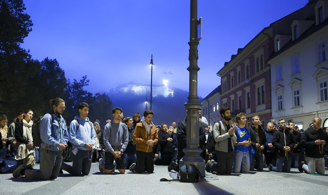 Javna molitev rožnega venca na Kongresnem trgu v Ljubljani oktobra letos FOTO: Jože Suhadolnik/Delo