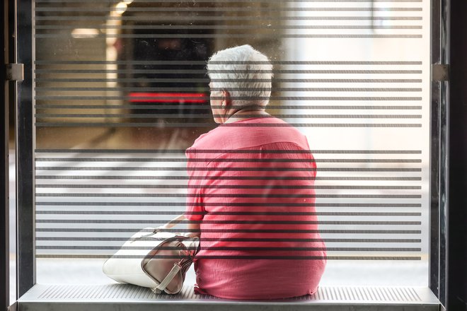 Med starejšimi ženskami, ki živijo same, vsaka druga tvega revščino ali socialno izključenost. FOTO: Črt Piksi/Delo