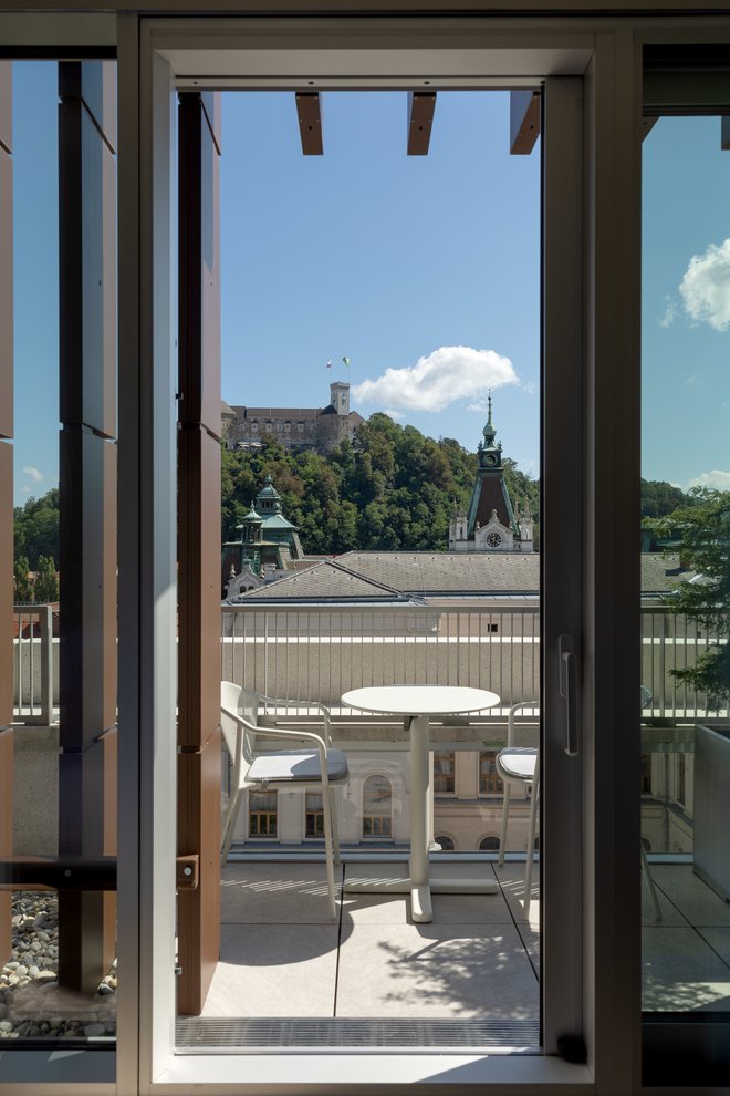 Iz najlepših sob se pogledi odpirajo proti Ljubljanskemu gradu ali Nebotičniku. FOTO: Žiga Intihar