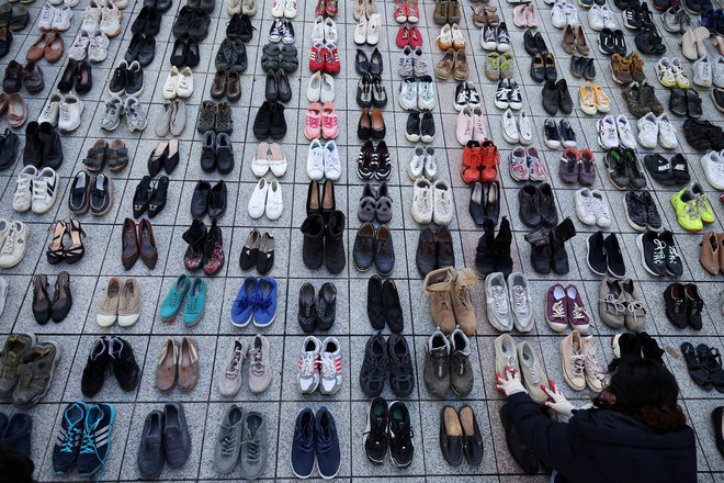 Pari čevljev kot simbol žrtev vojne FOTO: Kim Hong-ji/Reuters
