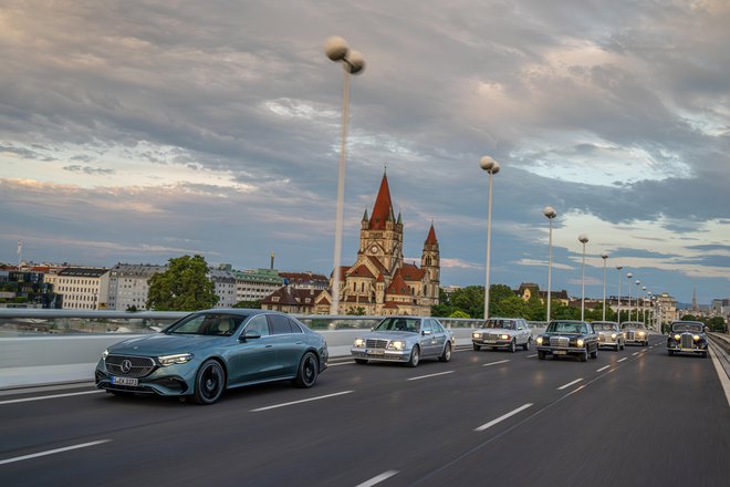 Novi Mercedes-Benz razred E je najnovejši član, ki nosi črko E v svojem imenu in je most med tradicijo in digitalizacijo. FOTO: Mercedes-Benz