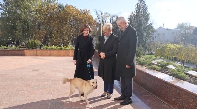 Moldavska predsednica Maia Sandu z Gozdičkom – v družbi slovenske predsednice Pirc Musarjeve in avstrijskega kolega Van der Bellna. FOTO: Maia Sandu/Facebook via Reuters