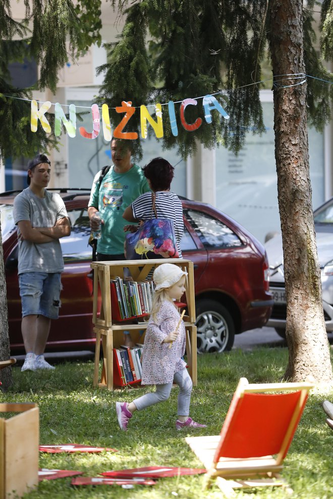 Lepo je, da organiziramo odmevne knjižne sejme, zanimive dogodke, pogovore o branju in knjigah, knjižnice pod krošnjami ... Je vse to dovolj? FOTO: Leon Vidic/delo