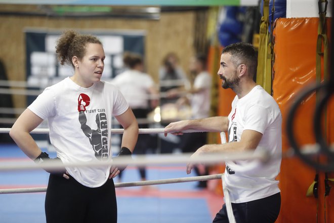 Ema Kozin (na fotografiji s trenerjem Redžom Ljutićem) pričakuje nocoj izjemno zahteven dvoboj s Škotinjo Hannah Rankin, vendar verjame, da bo ring v Manchestru zapustila dvignjenih rok. FOTO: Leon Vidic/Delo