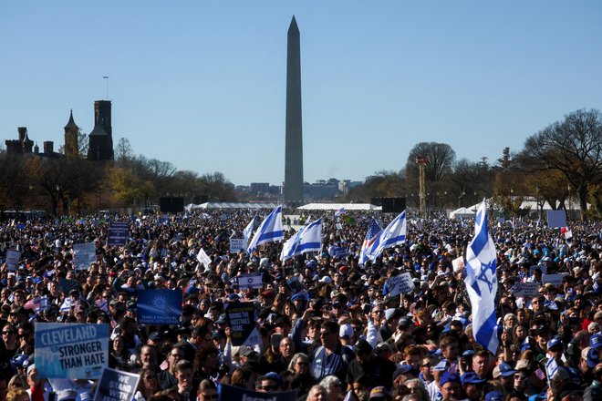 Na washingtonskem Mallu se je zbralo na tisoče protestnikov v podporo Izraelu. Foto Leah Millis/Reuters
