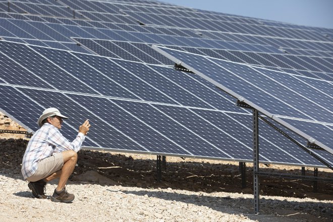 Podjetje Končar je sodelovalo tudi pri gradnji sončne elektrarne na Visu. FOTO: Bozidar Vukicevic/Cropix