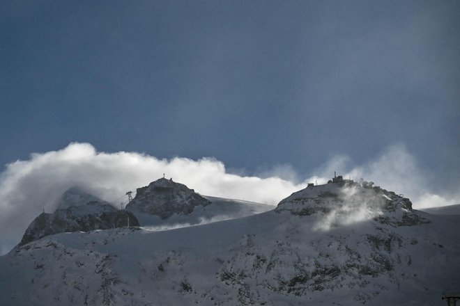 Pogled na razmere v smučarskem središču Zermatt. FOTO: Marco Bertorello/AFP